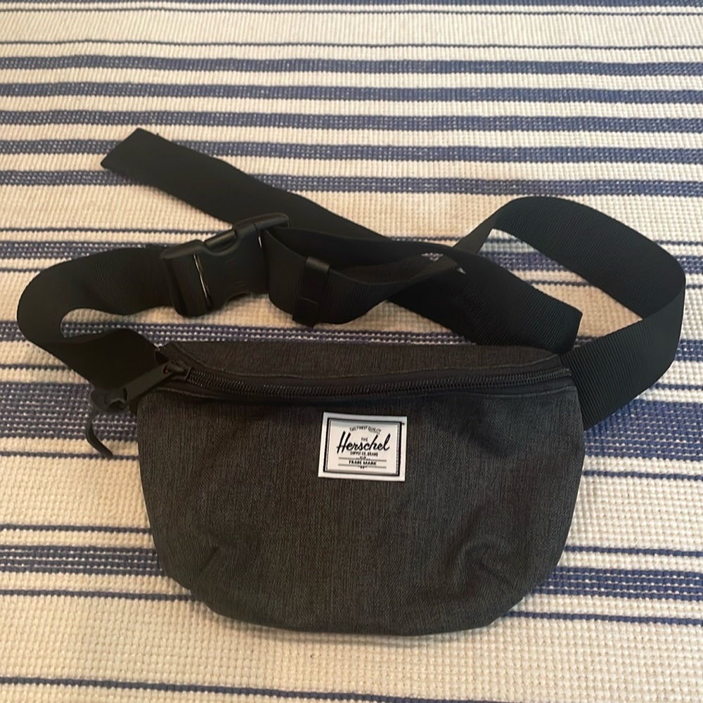 NWOT Hershel Belt Bag with Adjustable Strap in Black